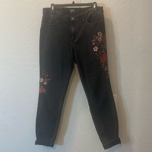 Like new black jeans with stretch and embroidered flowers
